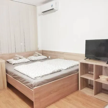 Lovely Bright On Sunny Apartment *